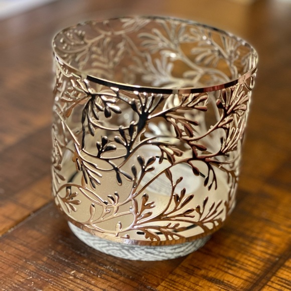 BATH AND BODY WORKS flowing vines 3 wick candle holder - Picture 3 of 3